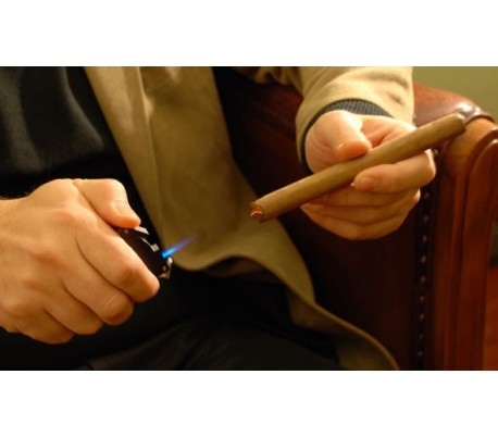 Mechero de acero para bolsillo color gris con tubos de gas a prueba de viento