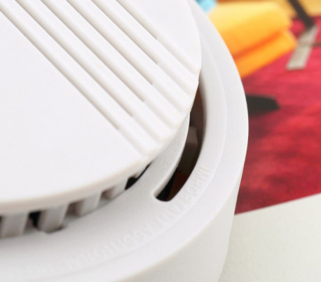 17330 Detector de humo SMOKE ALARM automático redondo con tornillos de montaje