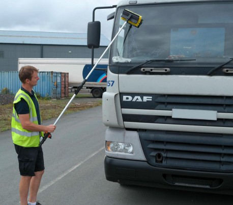 CP001 Cepillo telescópico extensible XONE 180 cm con conexión de agua