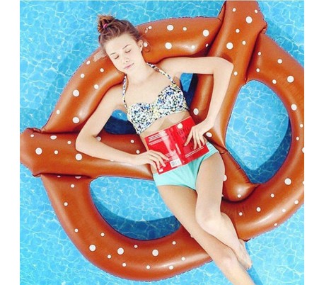 Colchoneta gigante inflable en forma de Bretzel 140 cm de diámetro