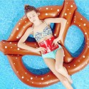 Colchoneta gigante inflable en forma de Bretzel 140 cm de diámetro