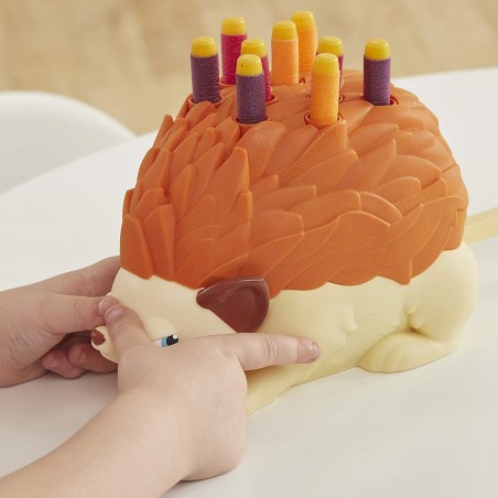 609901 Hasbro Pierino juego de mesa puercoespín con dados y dardos