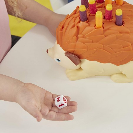 609901 Hasbro Pierino juego de mesa puercoespín con dados y dardos