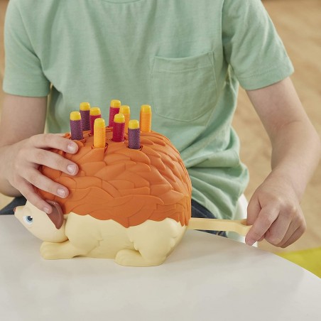 609901 Hasbro Pierino juego de mesa puercoespín con dados y dardos