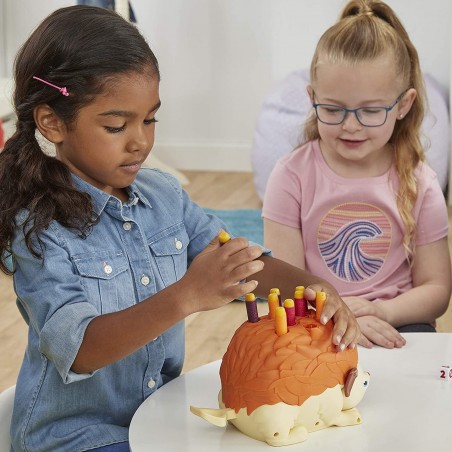 609901 Hasbro Pierino juego de mesa puercoespín con dados y dardos