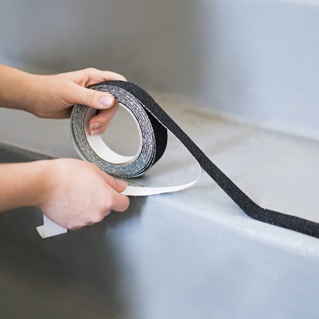 749345 Cinta negra antideslizante para peldaños de escalera 2 x 150cm con brillo
