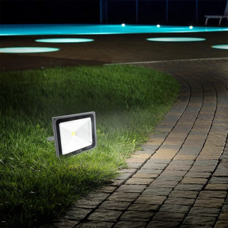 Foco led de luz fría 50w con soporte angular 120 ° y protección IP65