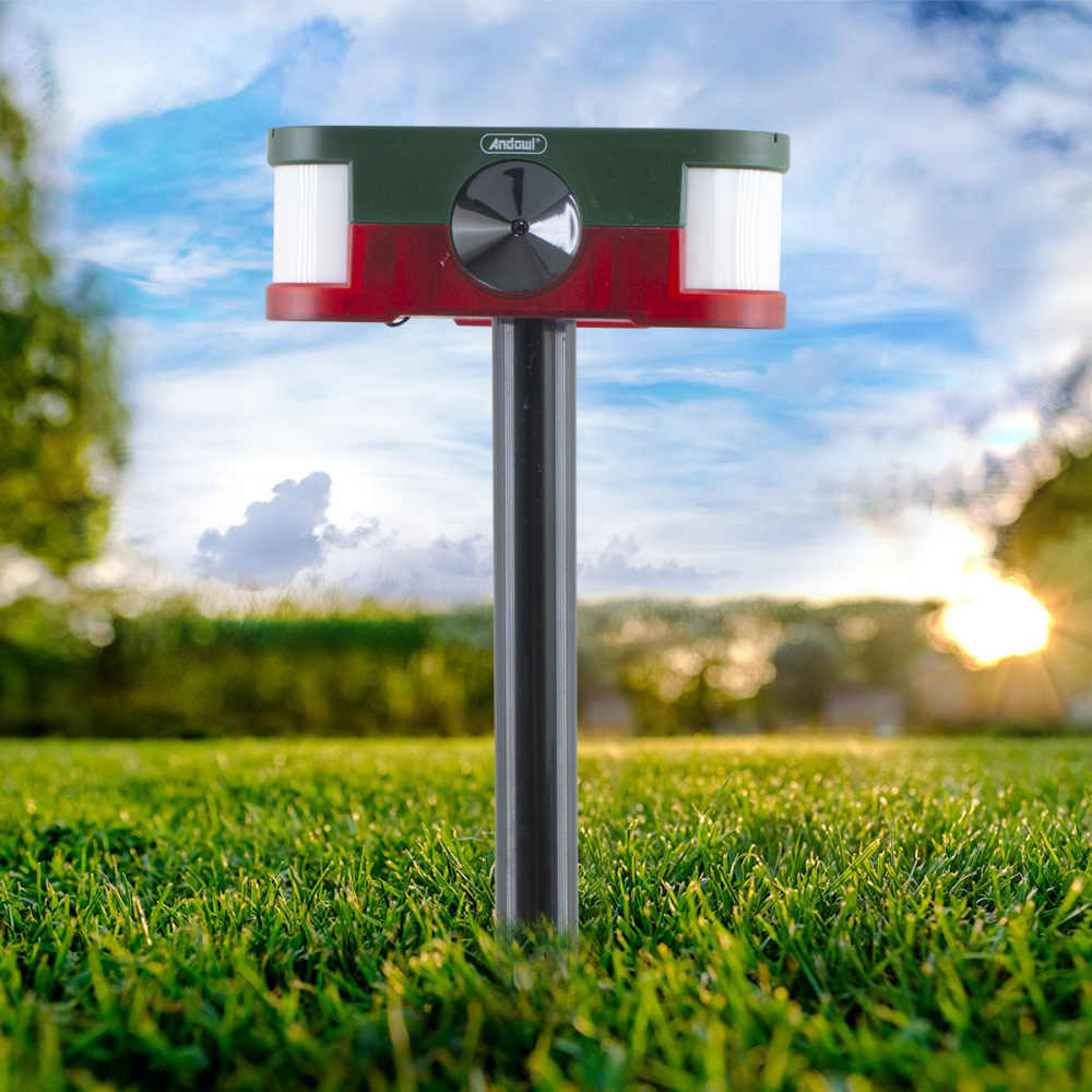 Sensor ultrasónico con panel solar para repeler...