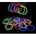 Set de 15 pulseras de colores fluorescentes que brillan en la oscuridad GLOW IN THE DARK