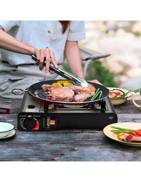Fogón de gas portátil para camping en maletín, ideal para cocina al aire libre.