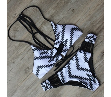 Modelo de bikini traje de estilo óptica Kamala fantasía étnica